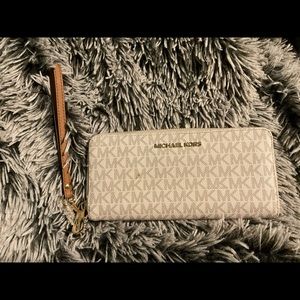 Michael Kors Jet Wristlet